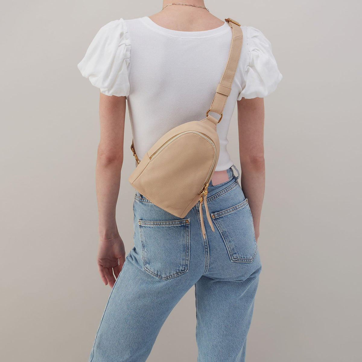 Fern Sling In Pebbled Leather - Linen | HOBO