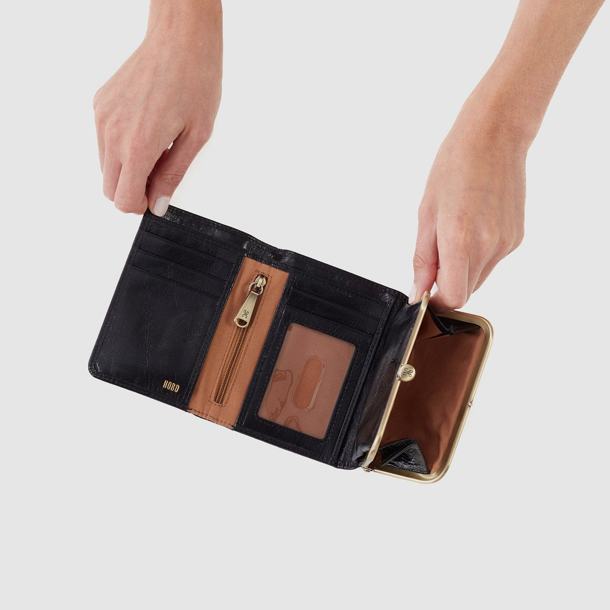 Robin Compact Wallet In Polished Leather - Black | HOBO