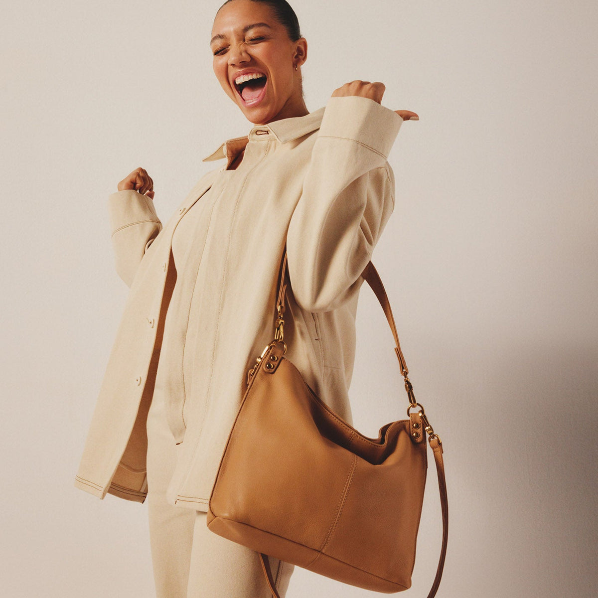 Pier Shoulder Bag In Pebbled Leather - Sandstorm | HOBO