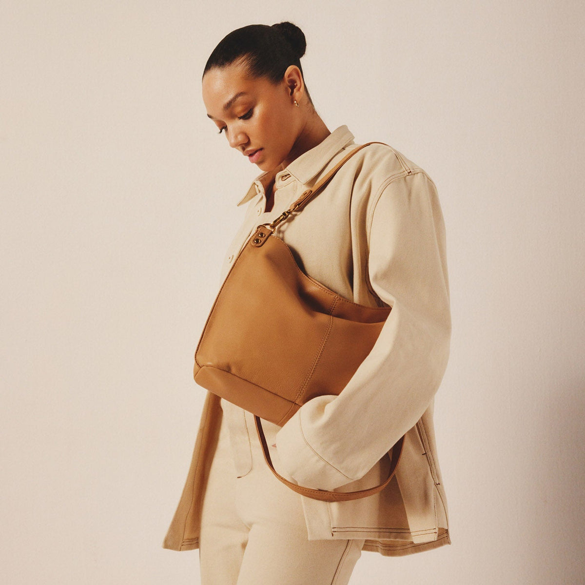 Pier Shoulder Bag In Pebbled Leather - Sandstorm | HOBO