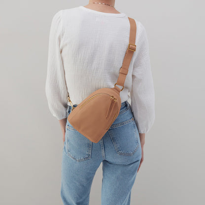 Fern Sling In Pebbled Leather - Sandstorm | HOBO