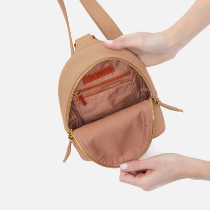 Fern Sling In Pebbled Leather - Sandstorm | HOBO