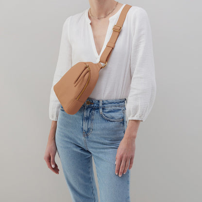 Fern Sling In Pebbled Leather - Sandstorm | HOBO