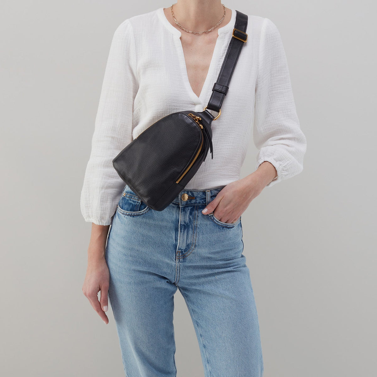 Fern Sling In Pebbled Leather - Black | HOBO