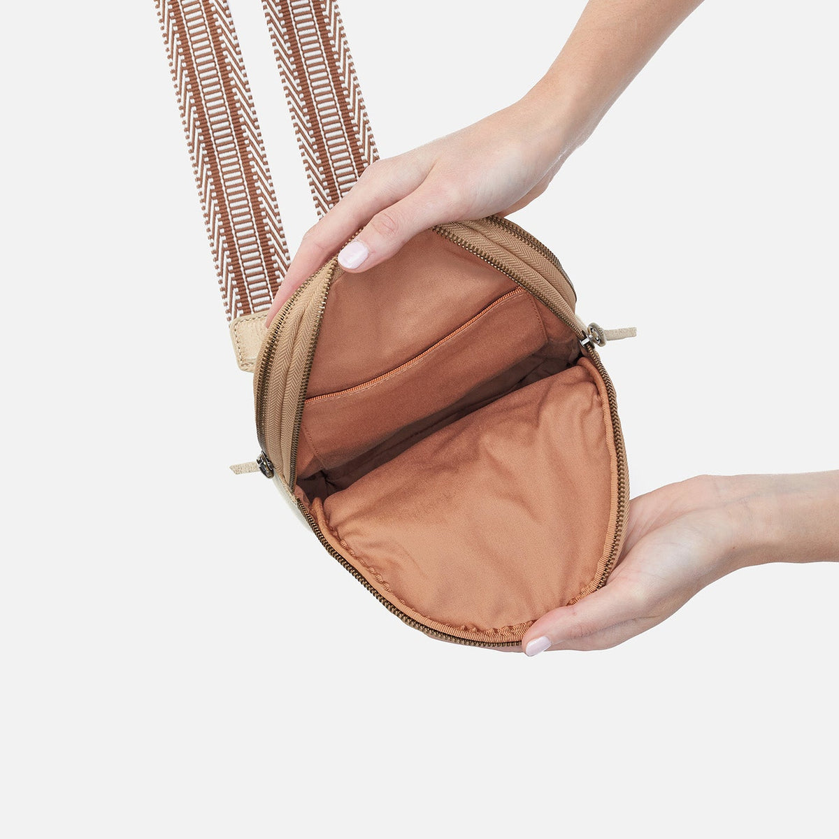 Cass Sling in Metallic Leather - Gold Leaf | HOBO