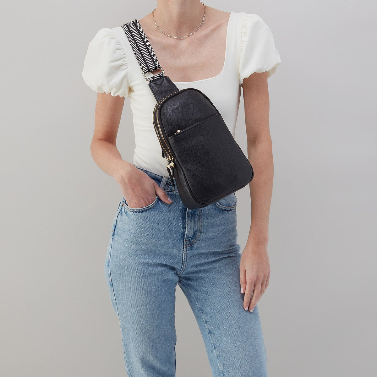 Cass Sling In Pebbled Leather - Black | HOBO