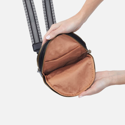 Cass Sling In Pebbled Leather - Black | HOBO