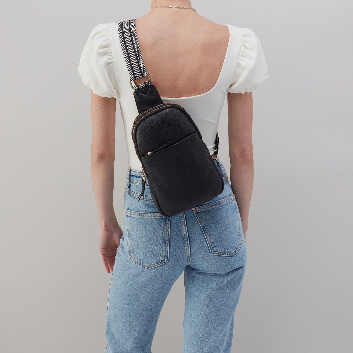Cass Sling In Pebbled Leather - Black | HOBO