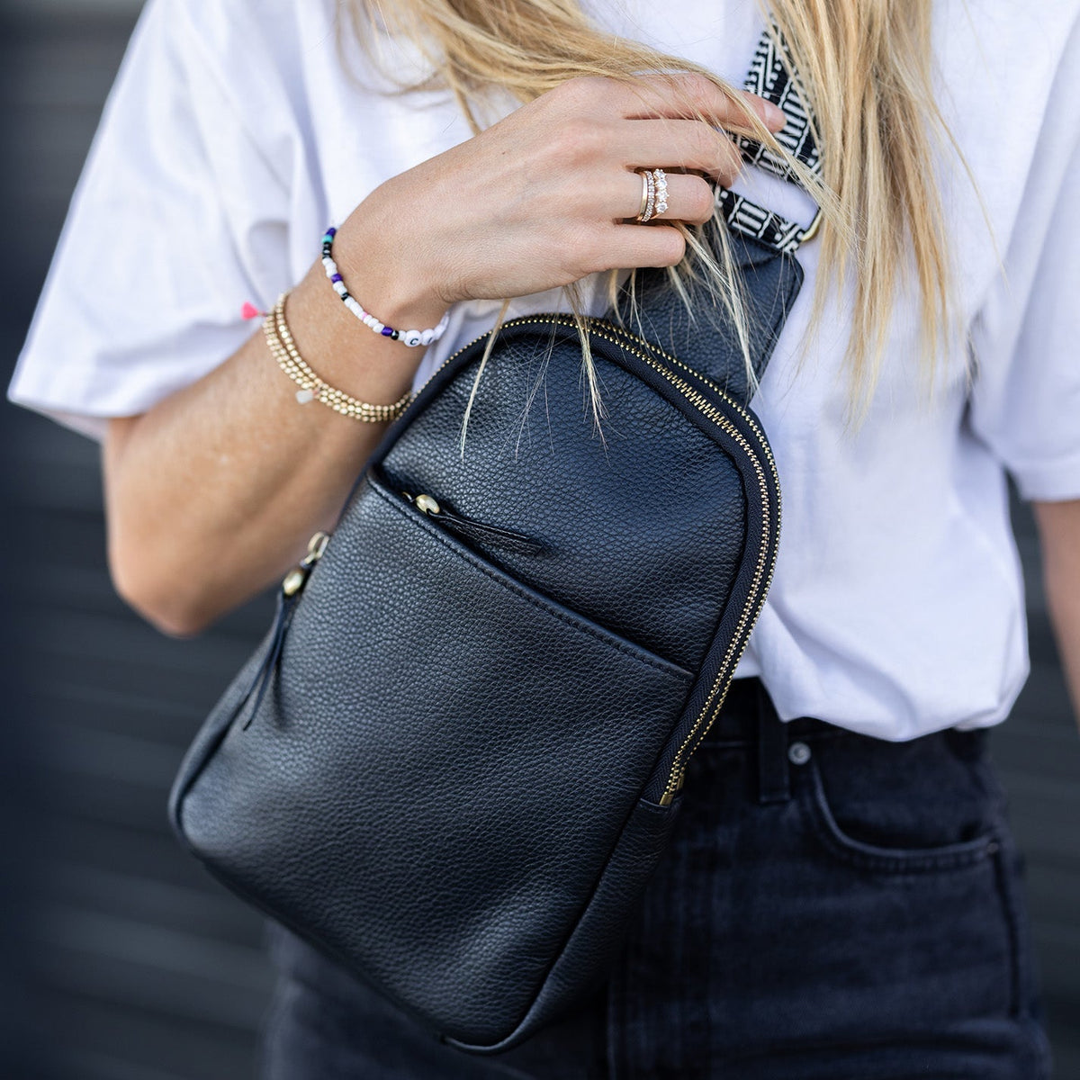 Cass Sling In Pebbled Leather - Sapphire | HOBO