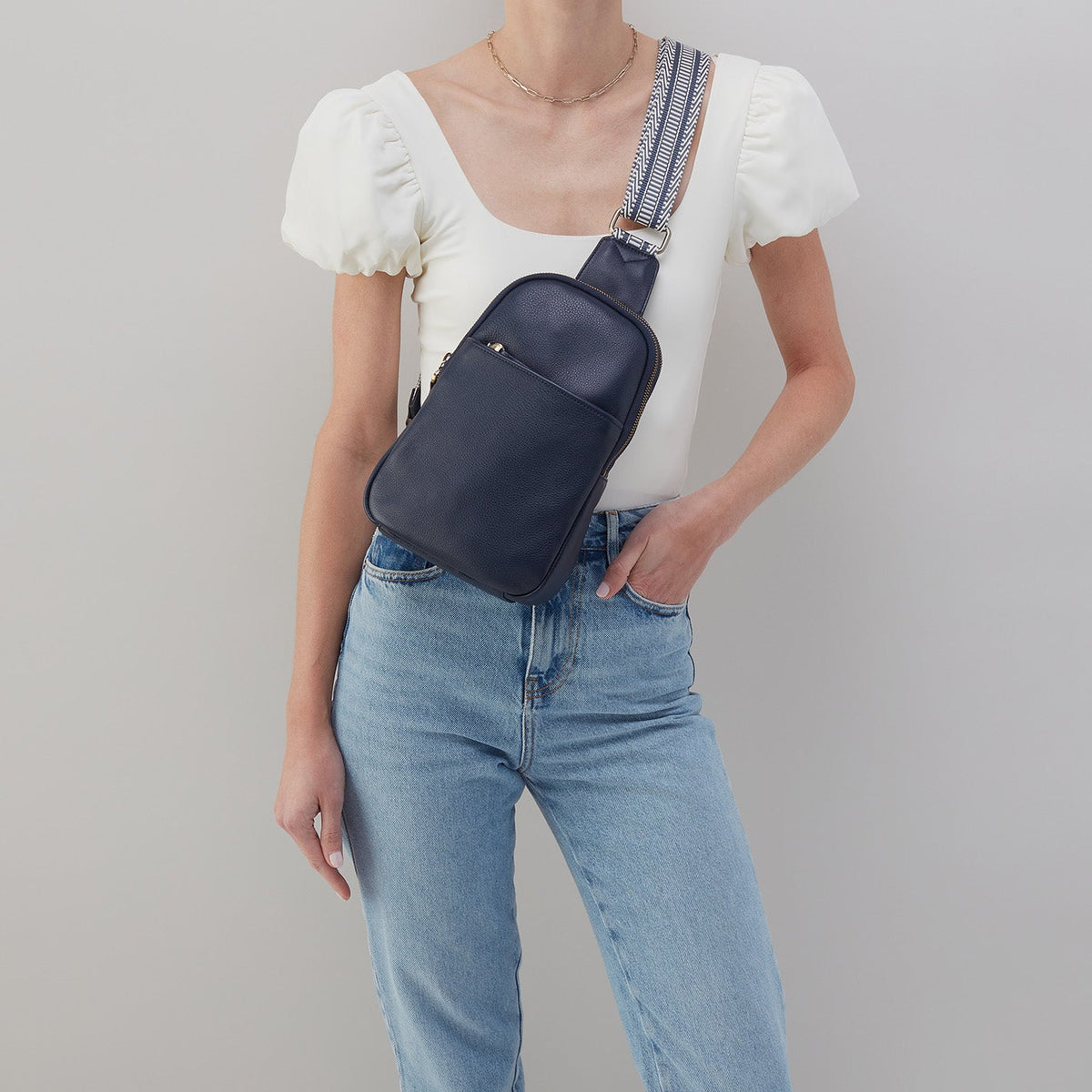 Cass Sling In Pebbled Leather - Sapphire | HOBO