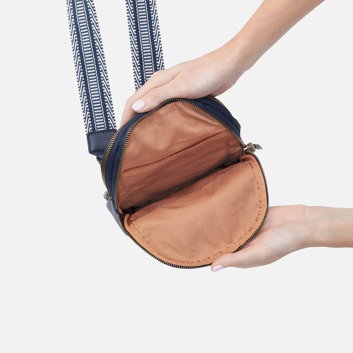 Cass Sling In Pebbled Leather - Sapphire | HOBO