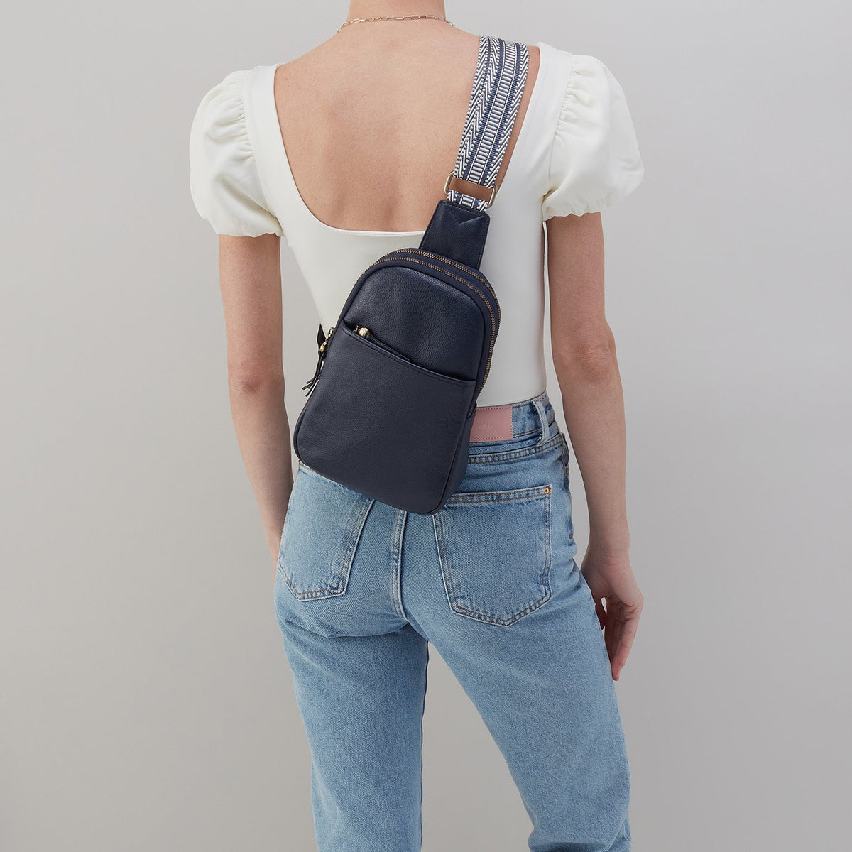 Cass Sling In Pebbled Leather - Sapphire | HOBO