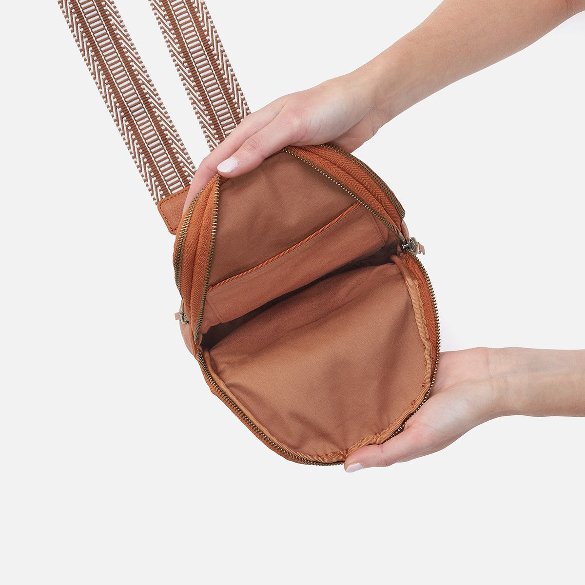 Cass Sling In Pebbled Leather - Butterscotch | HOBO