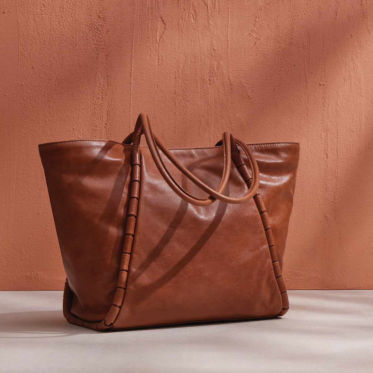 Phoebe Tote In Smooth Leather - Saddle | HOBO