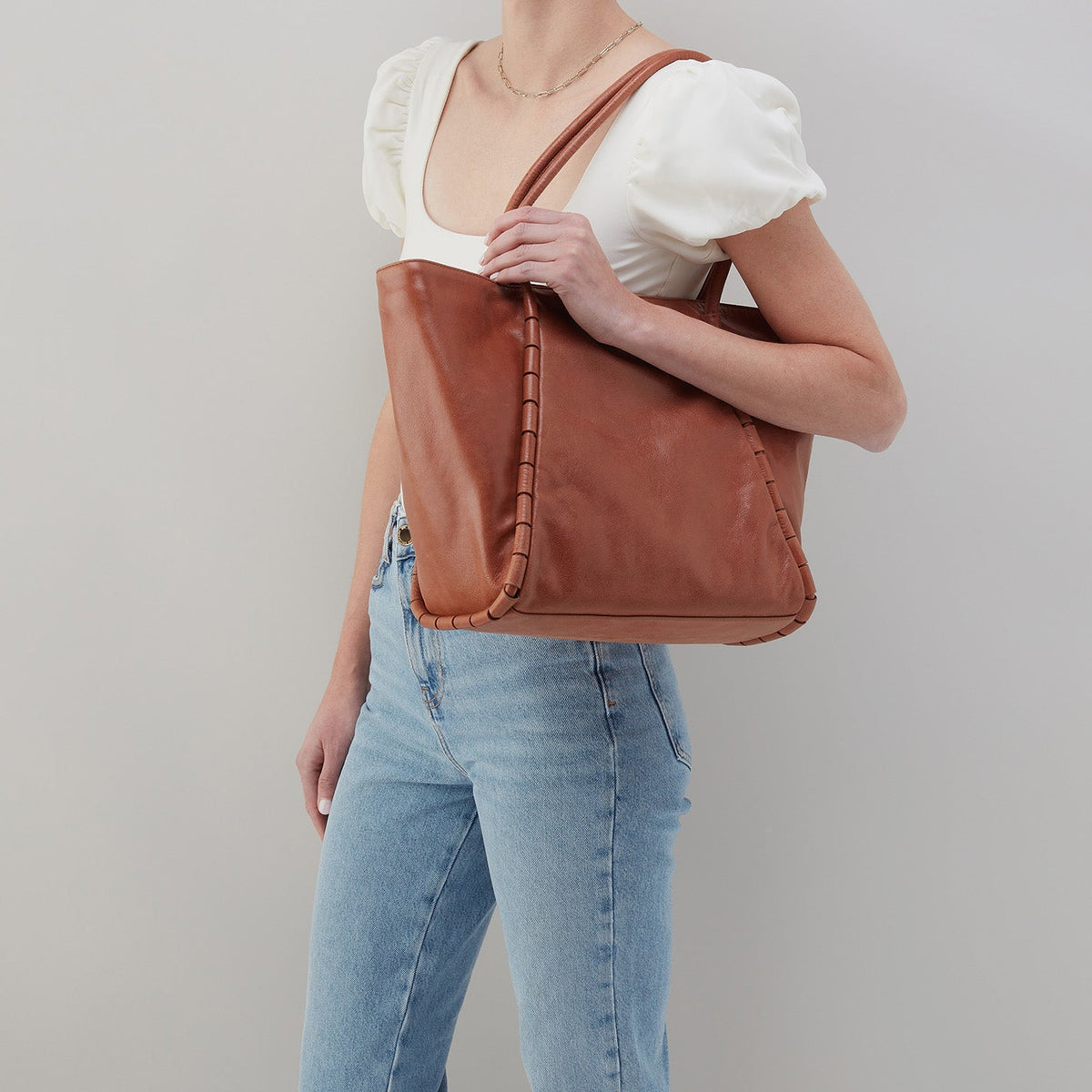 Phoebe Tote In Smooth Leather - Saddle | HOBO