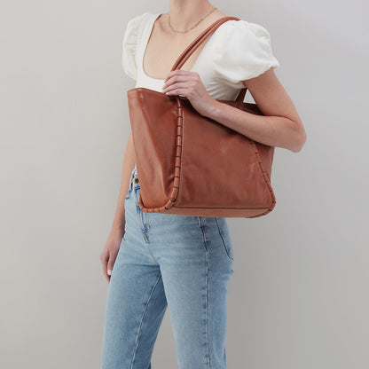 Phoebe Tote In Smooth Leather - Saddle | HOBO