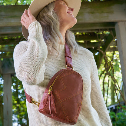 Fern Sling In Pebbled Leather - Rust | HOBO