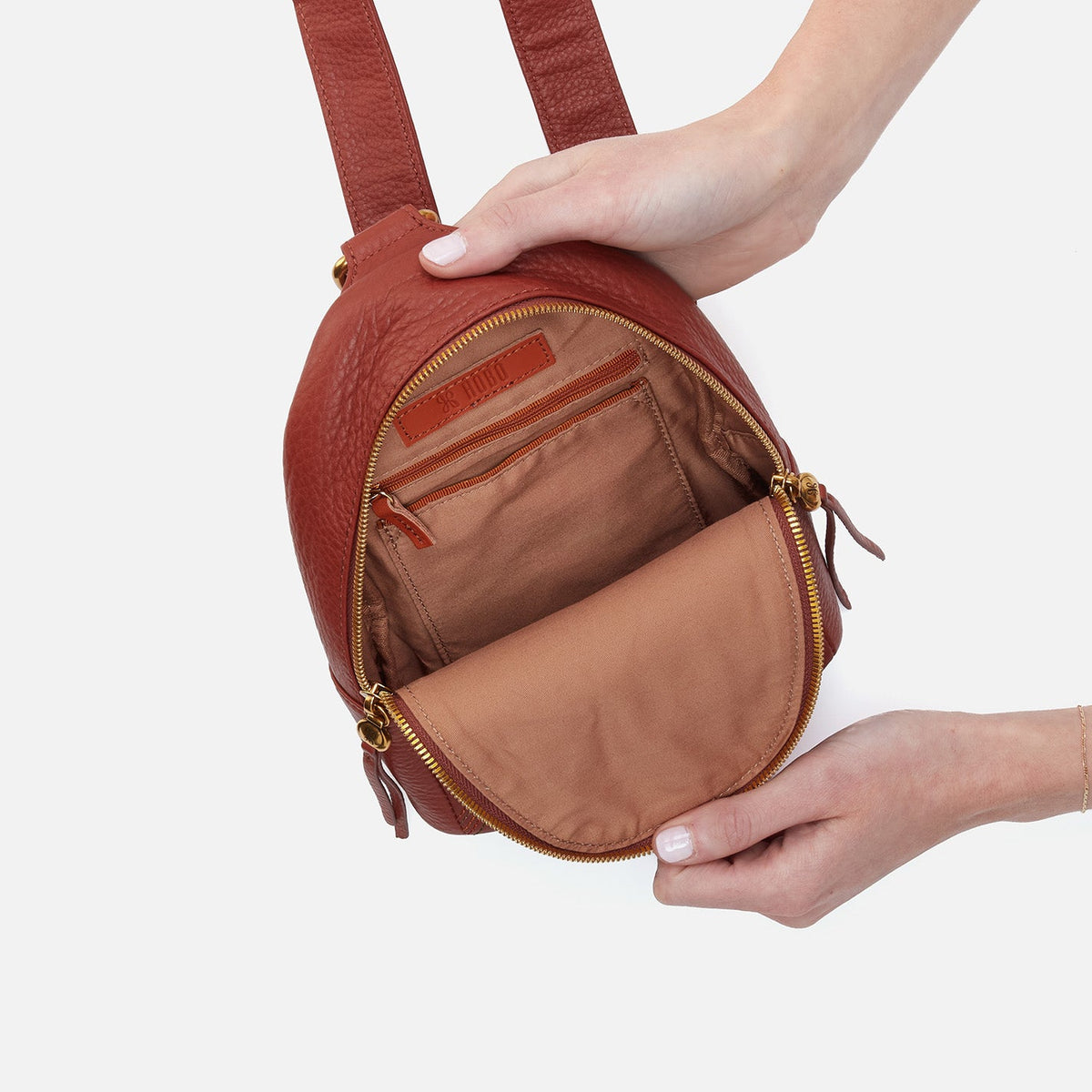 Fern Sling In Pebbled Leather - Rust | HOBO