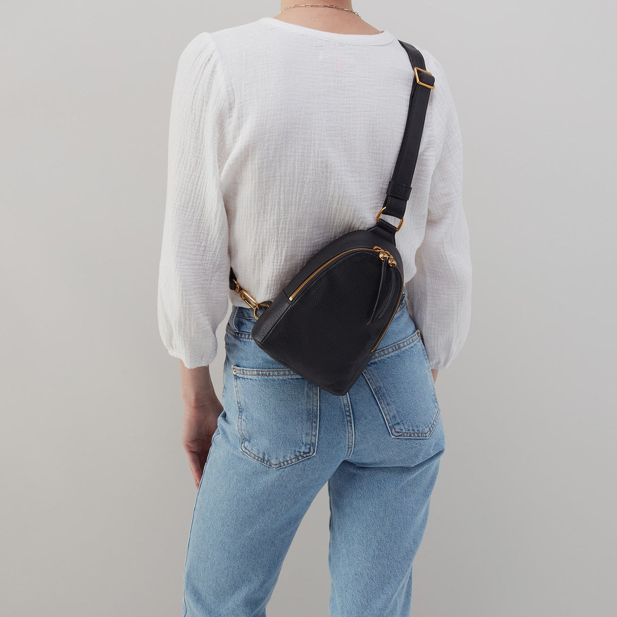 Fern Sling In Pebbled Leather - Dark Elm | HOBO