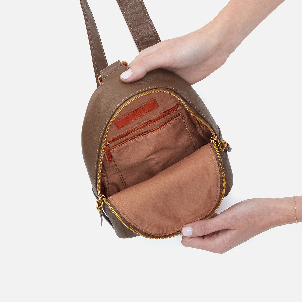 Fern Sling In Pebbled Leather - Dark Elm | HOBO