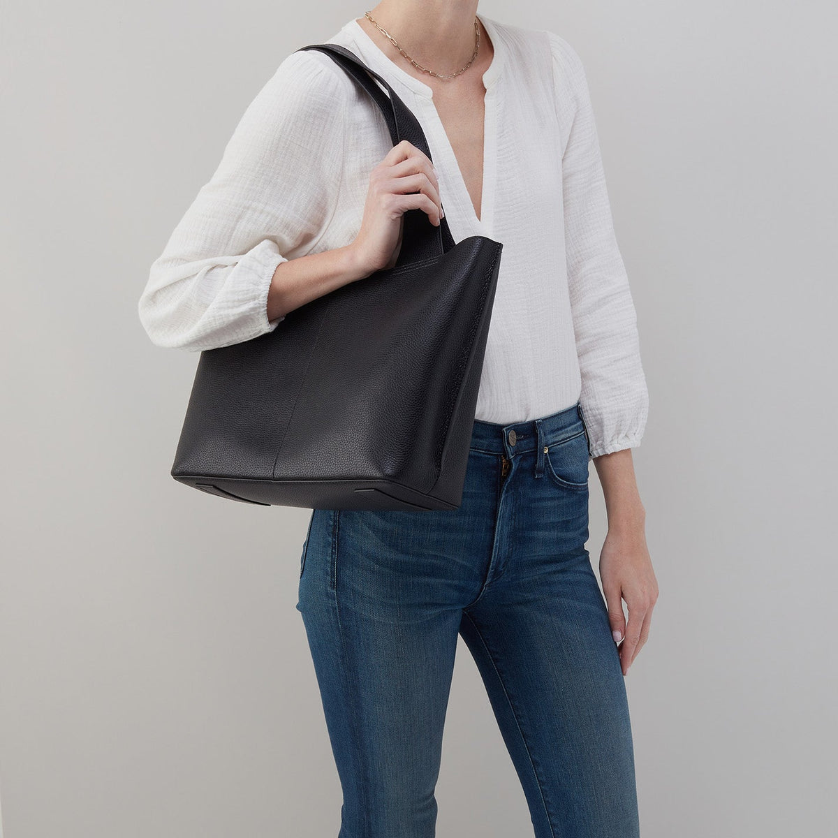 Vida Tote In Micro Pebbled Leather - Chocolate | HOBO