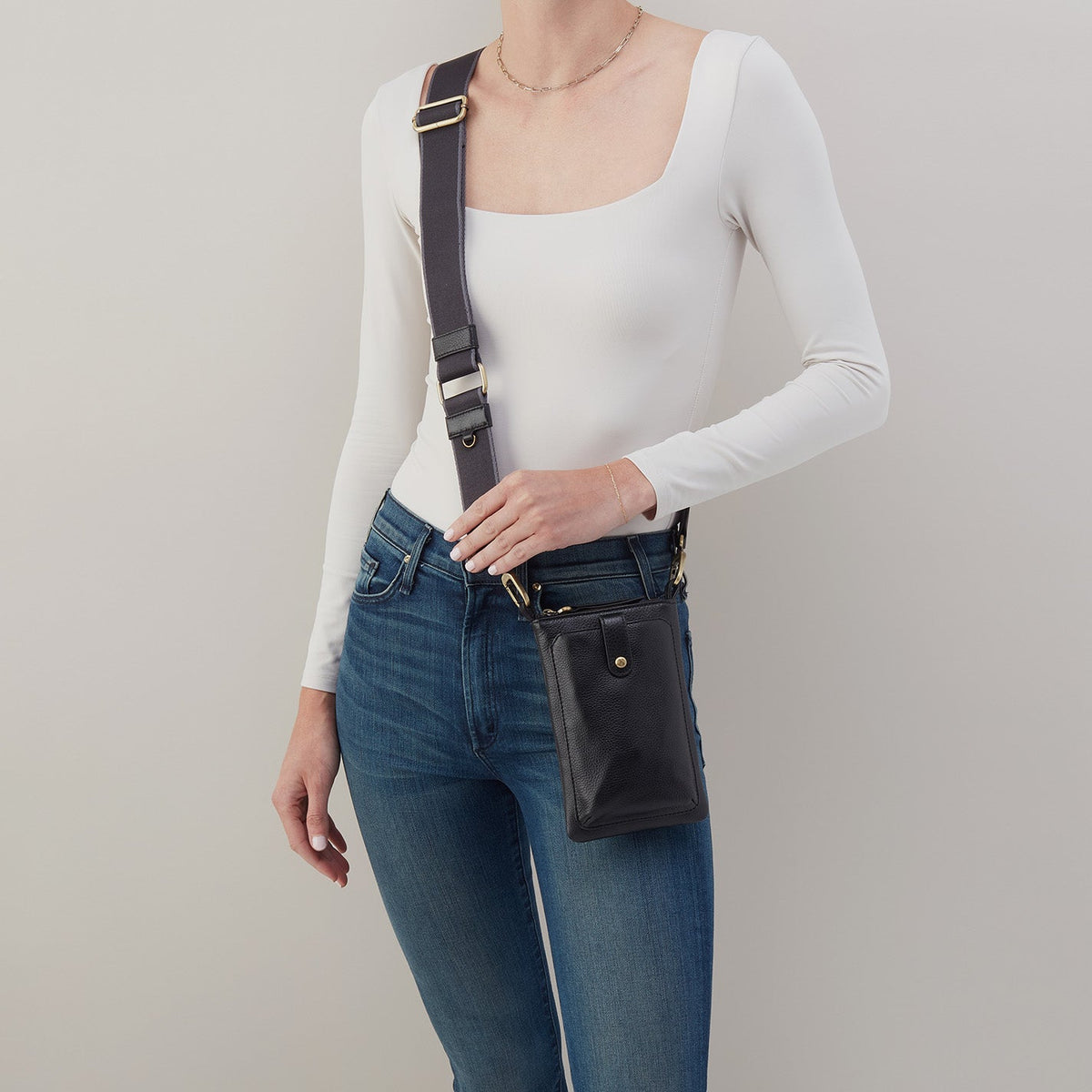 Cass Phone Crossbody In Pebbled Leather - Black | HOBO