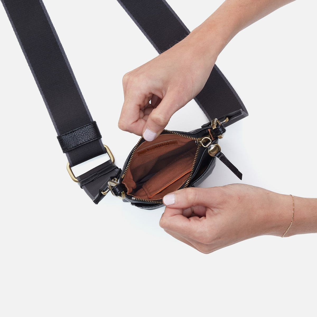 Cass Phone Crossbody In Pebbled Leather - Black | HOBO