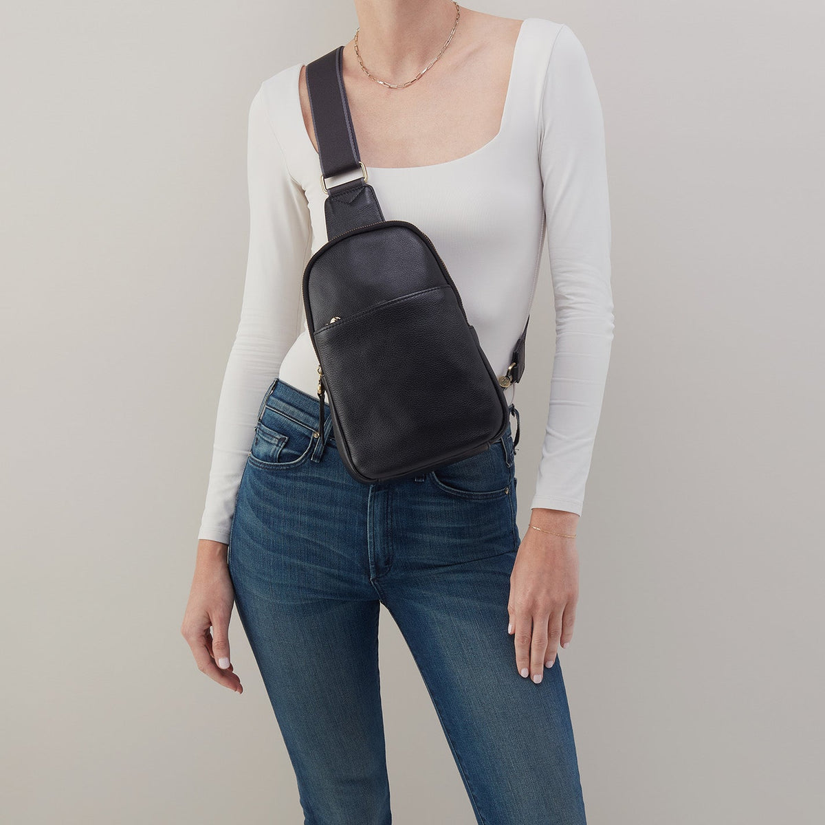 Cass Sling In Pebbled Leather - Black | HOBO