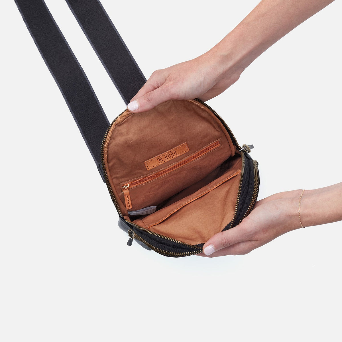 Cass Sling In Pebbled Leather - Black | HOBO