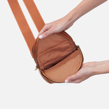 Cass Sling In Pebbled Leather - Butterscotch | HOBO