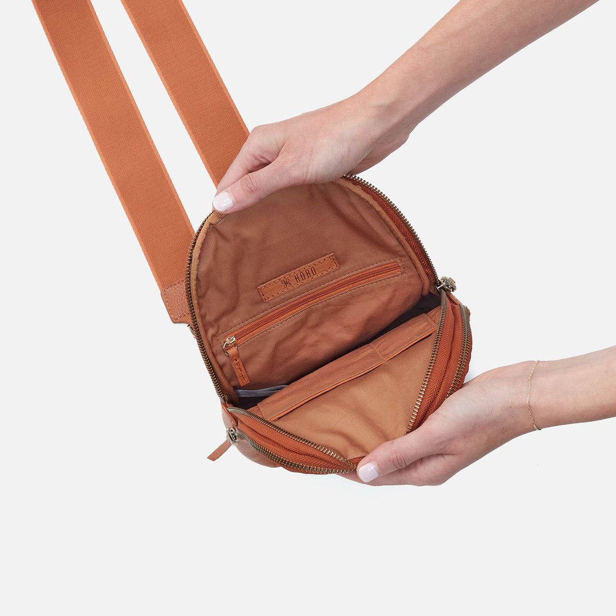Cass Sling In Pebbled Leather - Butterscotch | HOBO