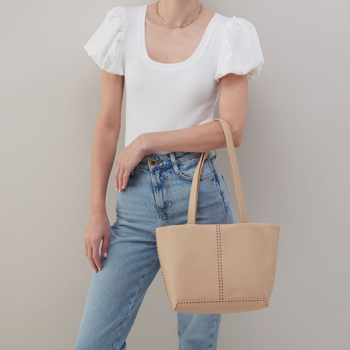 Austin Tote In Pebbled Leather - Linen | HOBO