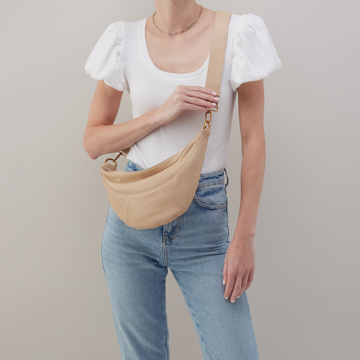Carmen Sling In Pebbled Leather - Linen | HOBO