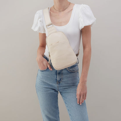 Cass Sling In Pebbled Leather - Cream | HOBO