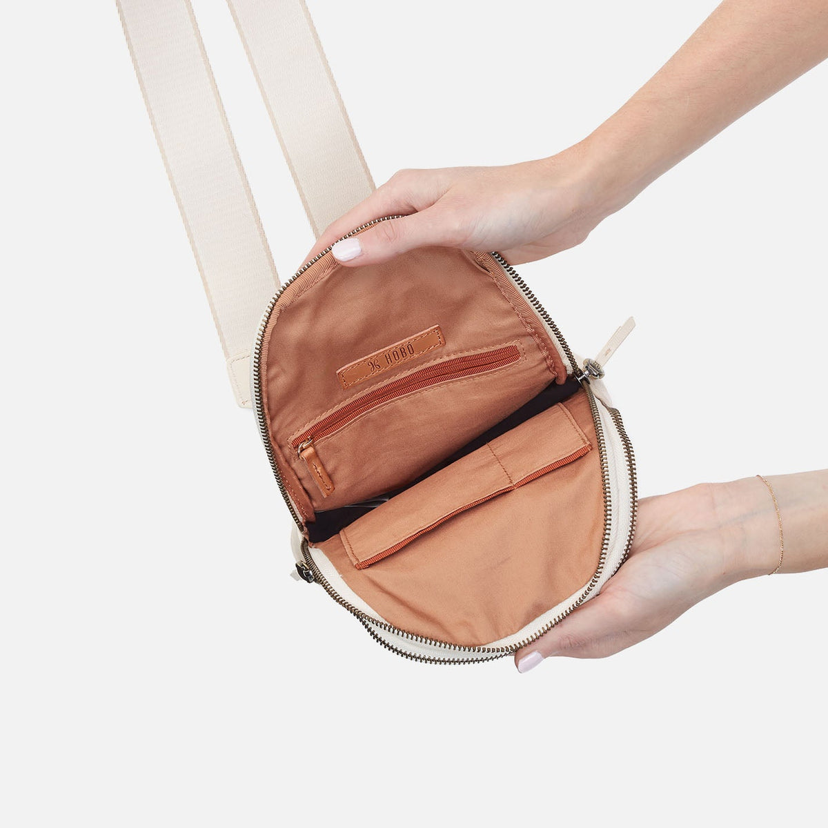 Cass Sling In Pebbled Leather - Cream | HOBO