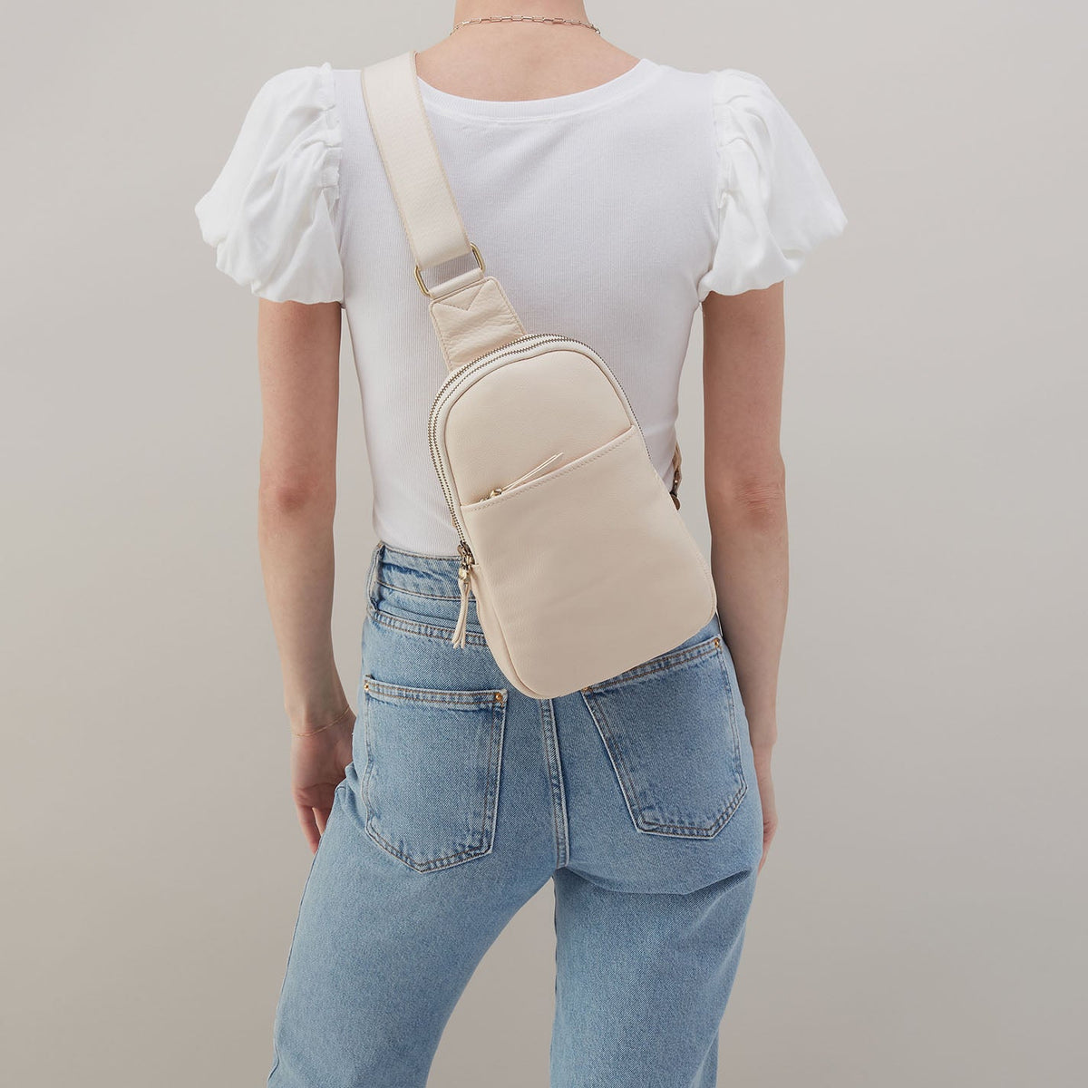 Cass Sling In Pebbled Leather - Cream | HOBO