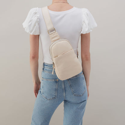 Cass Sling In Pebbled Leather - Cream | HOBO