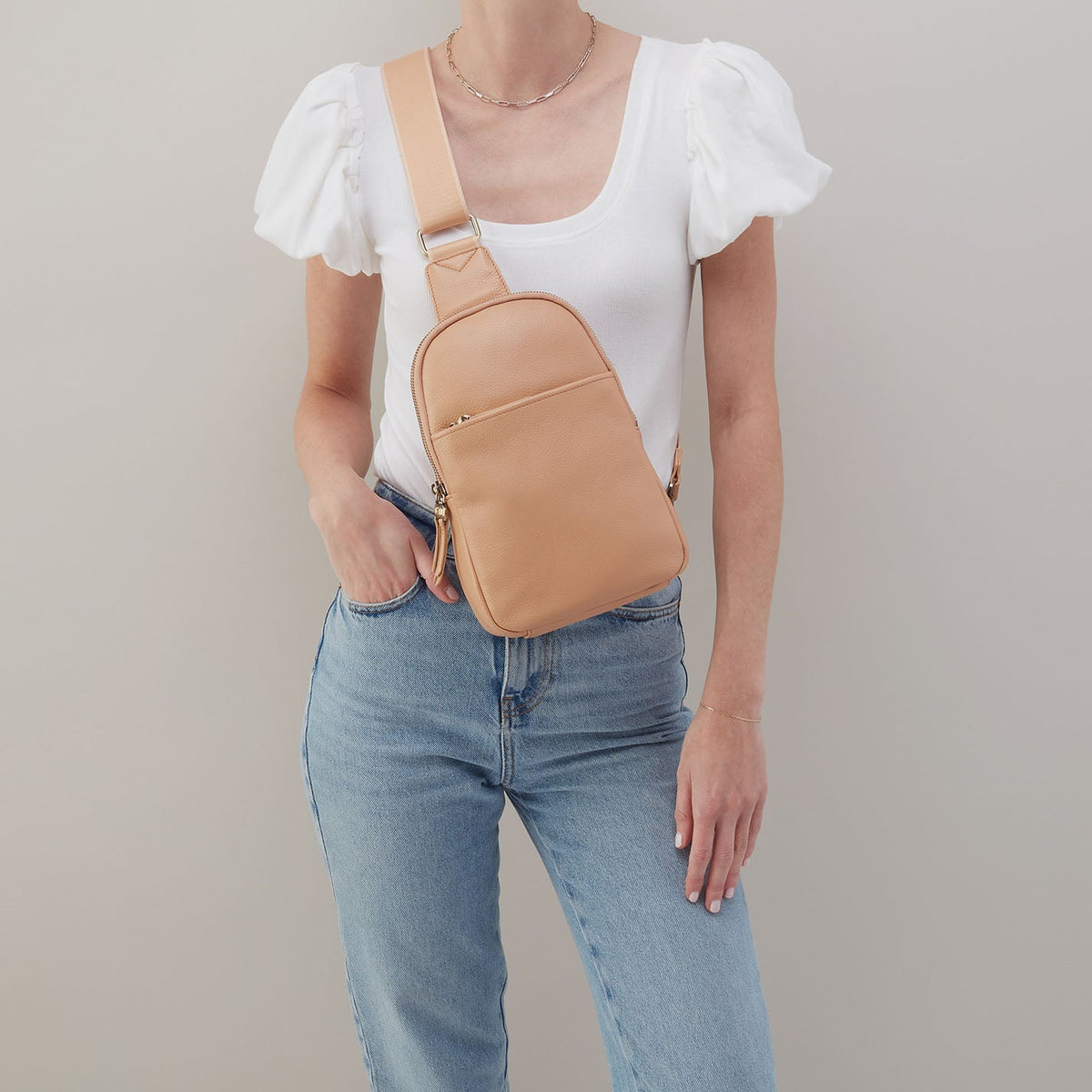 Cass Sling In Pebbled Leather - Porcini | HOBO