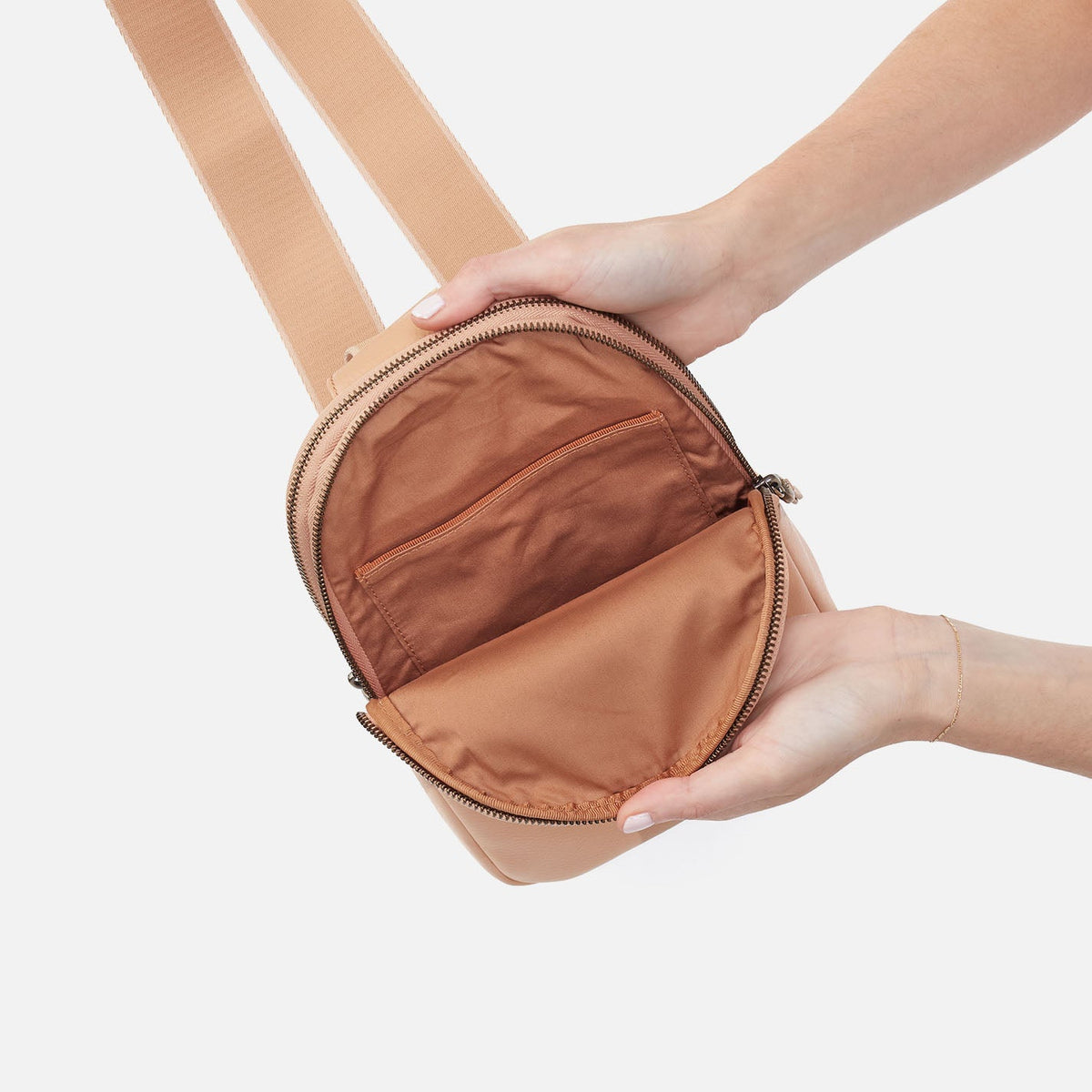 Cass Sling In Pebbled Leather - Porcini | HOBO