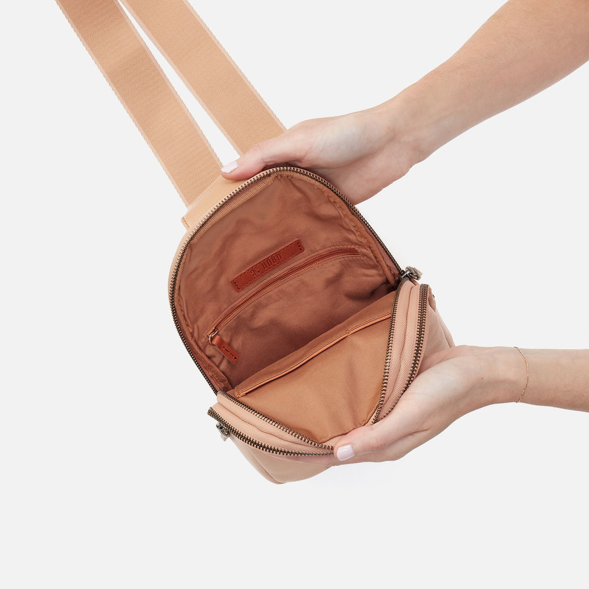 Cass Sling In Pebbled Leather - Porcini | HOBO