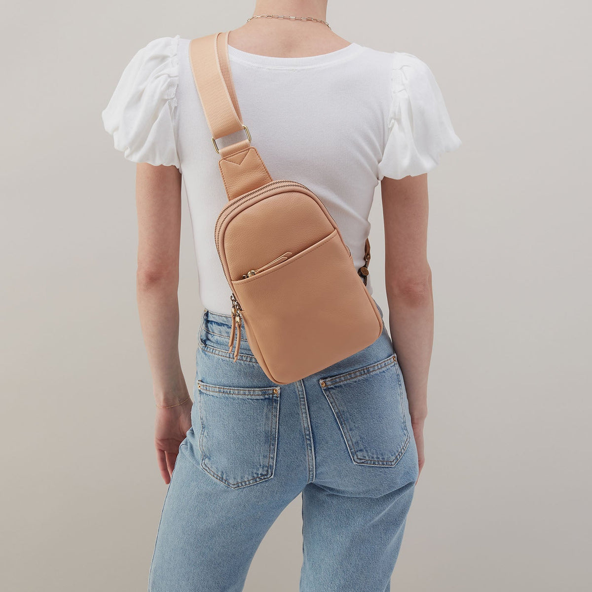 Cass Sling In Pebbled Leather - Porcini | HOBO