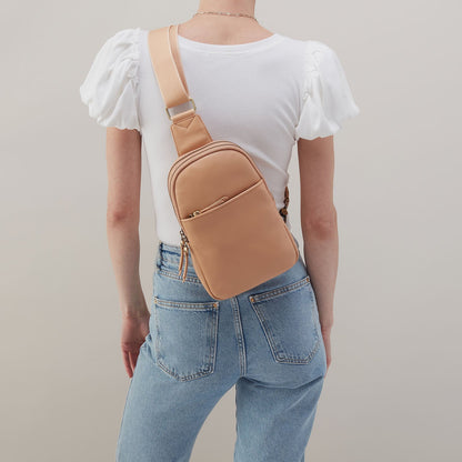Cass Sling In Pebbled Leather - Porcini | HOBO