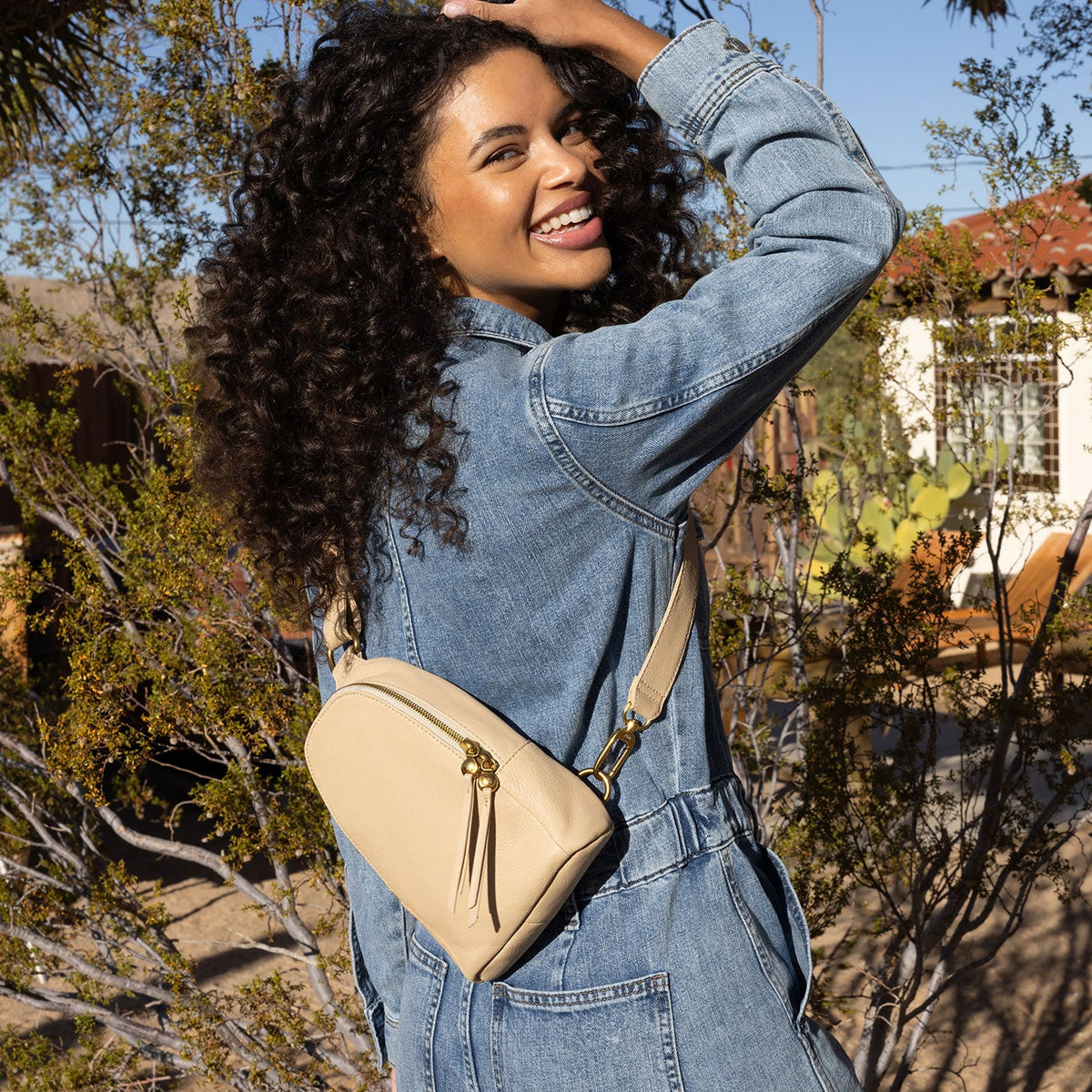 Fern Sling In Pebbled Leather - Linen | HOBO