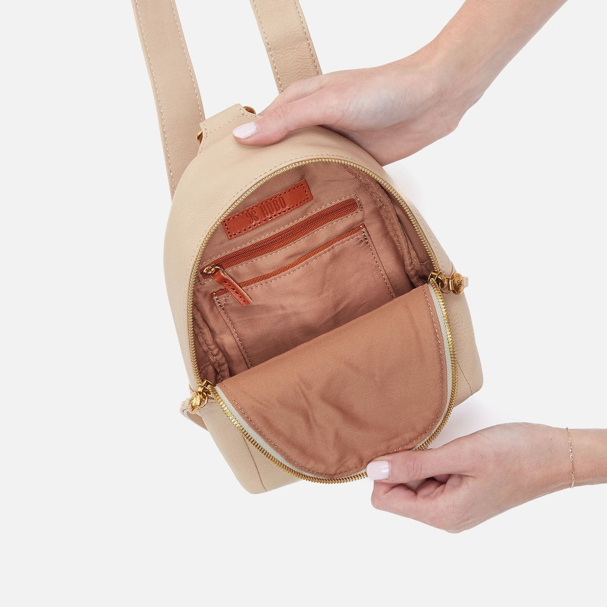 Fern Sling In Pebbled Leather - Linen | HOBO