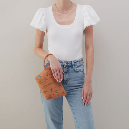 Maggie Clutch In Smooth Leather - Doe | HOBO