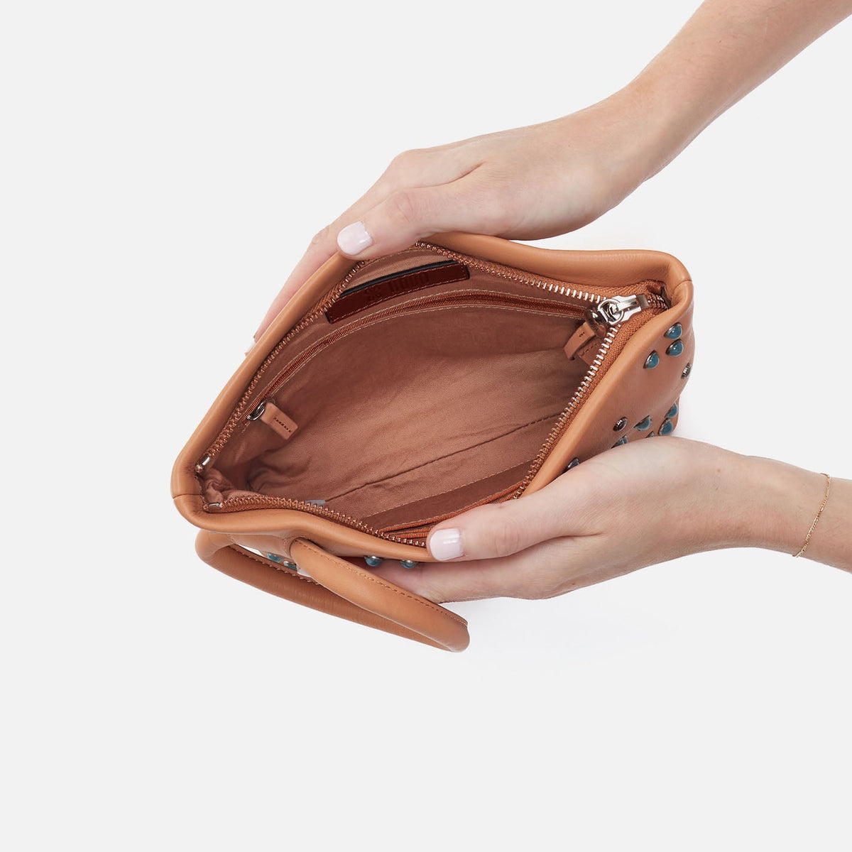 Maggie Clutch In Smooth Leather - Doe | HOBO
