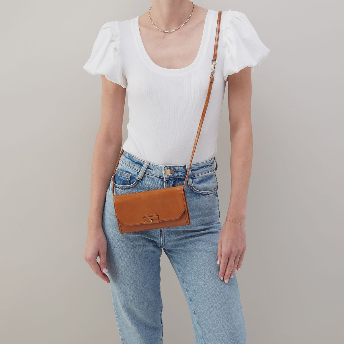 Romy Wallet Crossbody In Polished Leather - Truffle | HOBO